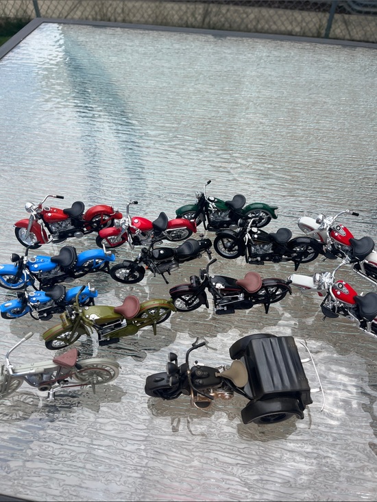 maisto Other - Maisto Harley Davidson Plastic Models 1:18 Scale Motorcycles Set of 13